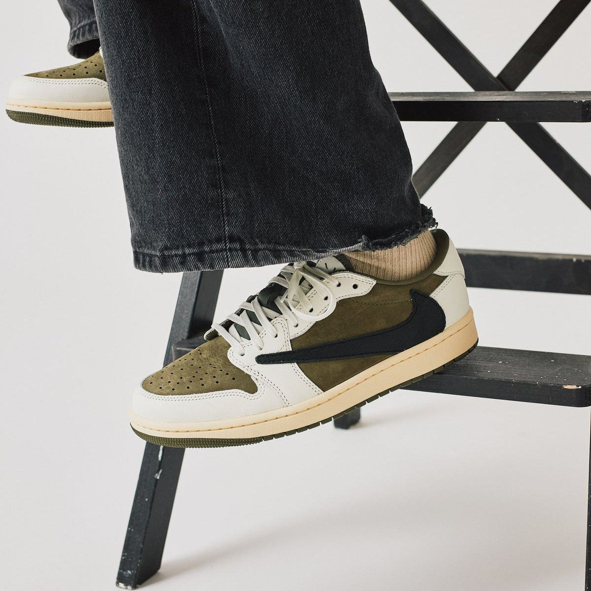 Nike Air Jordan Retro 1 Low x Travis Scott SP "Medium Olive"